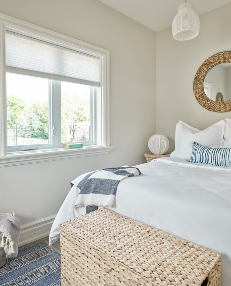 Пример оригинального дизайна: гостевая спальня среднего размера, (комната для гостей) в морском стиле с серыми стенами, полом из винила и коричневым полом без камина