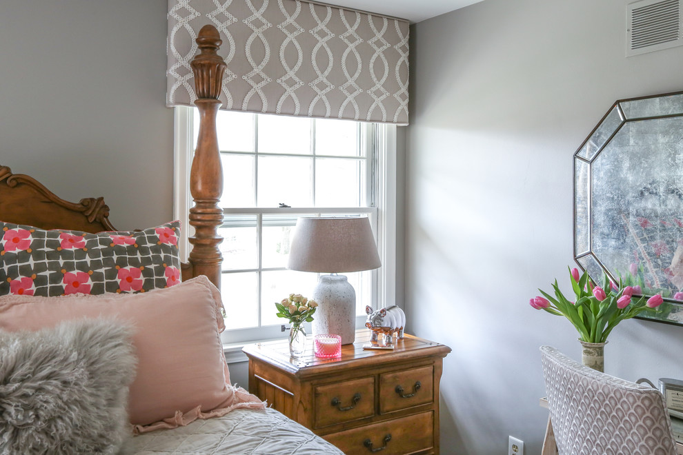 Inspiration pour une chambre grise et rose traditionnelle.