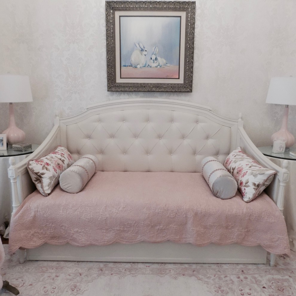 Mittelgroßes Klassisches Gästezimmer ohne Kamin mit weißer Wandfarbe und hellem Holzboden in New Orleans