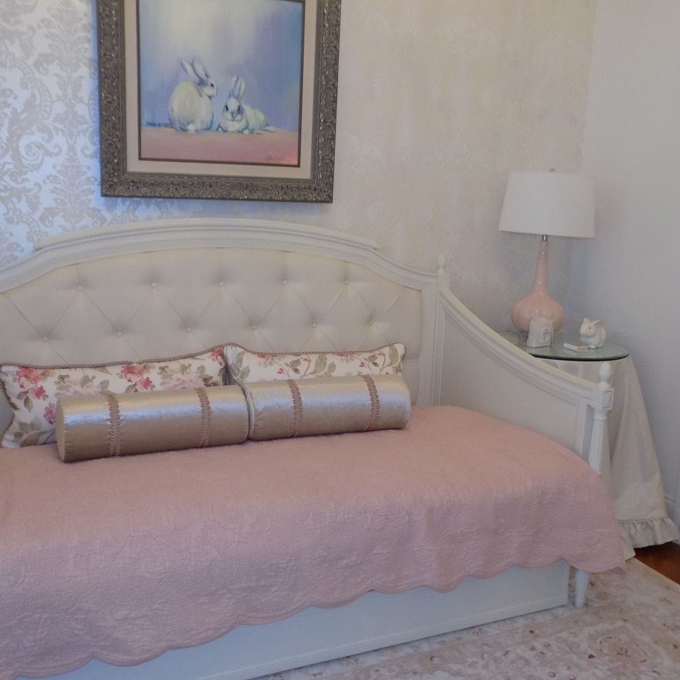 На фото: гостевая спальня среднего размера, (комната для гостей) в классическом стиле с белыми стенами и светлым паркетным полом без камина