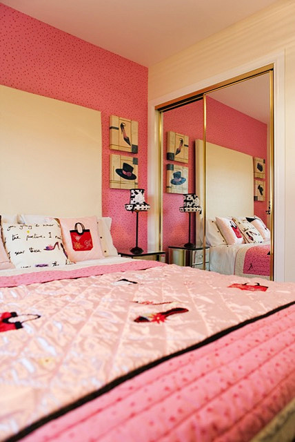 Idéer för att renovera ett mellanstort funkis sovrum, med rosa väggar och heltäckningsmatta