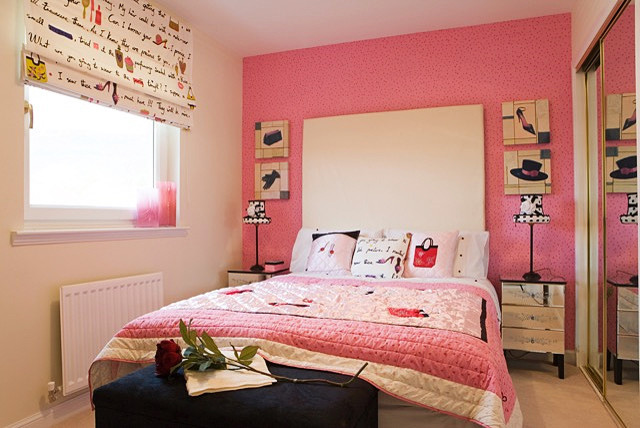 Modelo de dormitorio moderno de tamaño medio con paredes rosas y moqueta