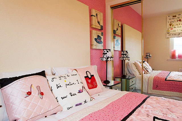 Imagen de dormitorio moderno de tamaño medio con paredes rosas y moqueta