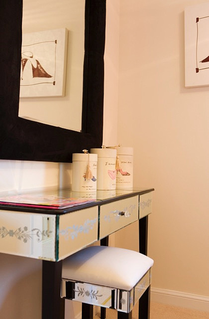 Foto di una camera da letto minimalista di medie dimensioni con pareti rosa e moquette