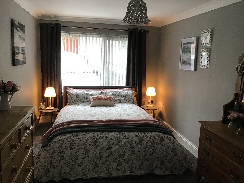 Идея дизайна: гостевая спальня среднего размера, (комната для гостей) в стиле шебби-шик с серыми стенами, ковровым покрытием и серым полом без камина