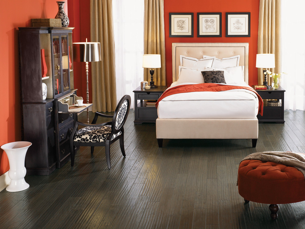 Источник вдохновения для домашнего уюта: спальня в стиле неоклассика (современная классика) с красными стенами и темным паркетным полом