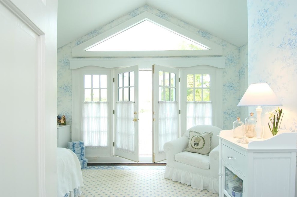 На фото: гостевая спальня (комната для гостей), среднего размера в стиле шебби-шик с синими стенами, темным паркетным полом и коричневым полом