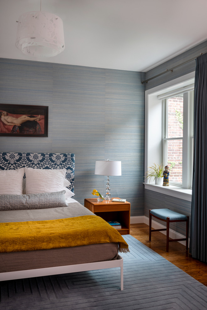 Пример оригинального дизайна: спальня в стиле неоклассика (современная классика) с синими стенами, темным паркетным полом, коричневым полом и обоями на стенах
