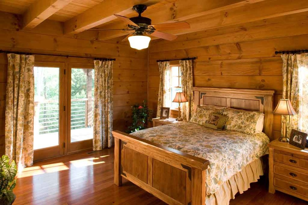 Foto di una camera matrimoniale rustica di medie dimensioni con pavimento in legno massello medio