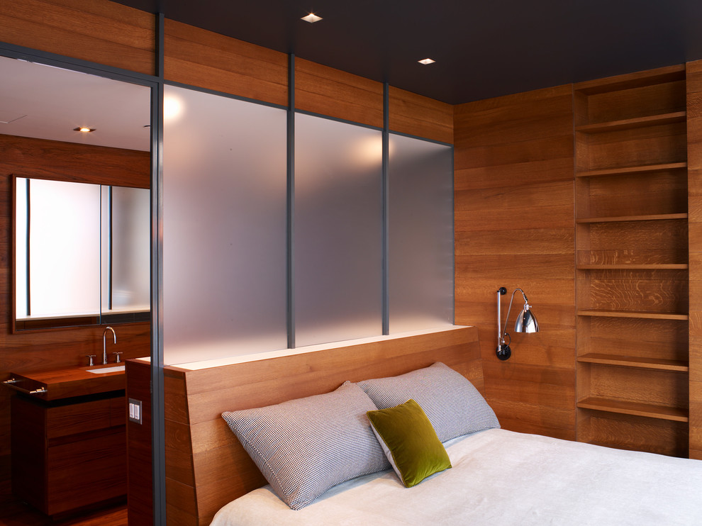 На фото: гостевая спальня (комната для гостей) в стиле модернизм