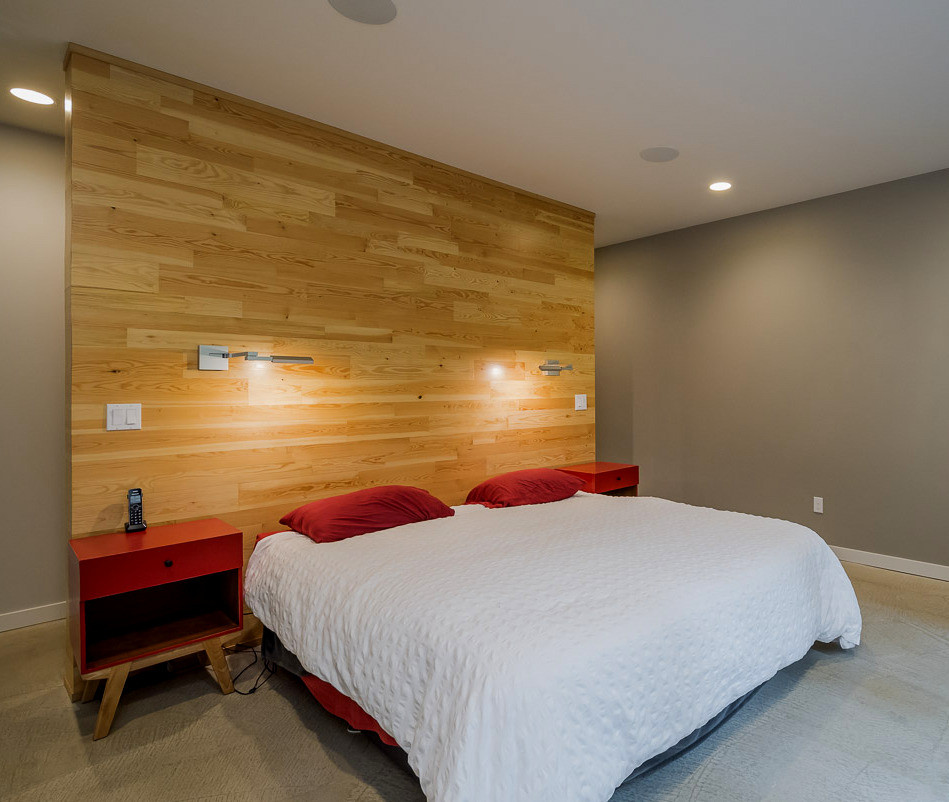 Imagen de dormitorio principal moderno de tamaño medio sin chimenea con paredes grises, moqueta, suelo gris y madera