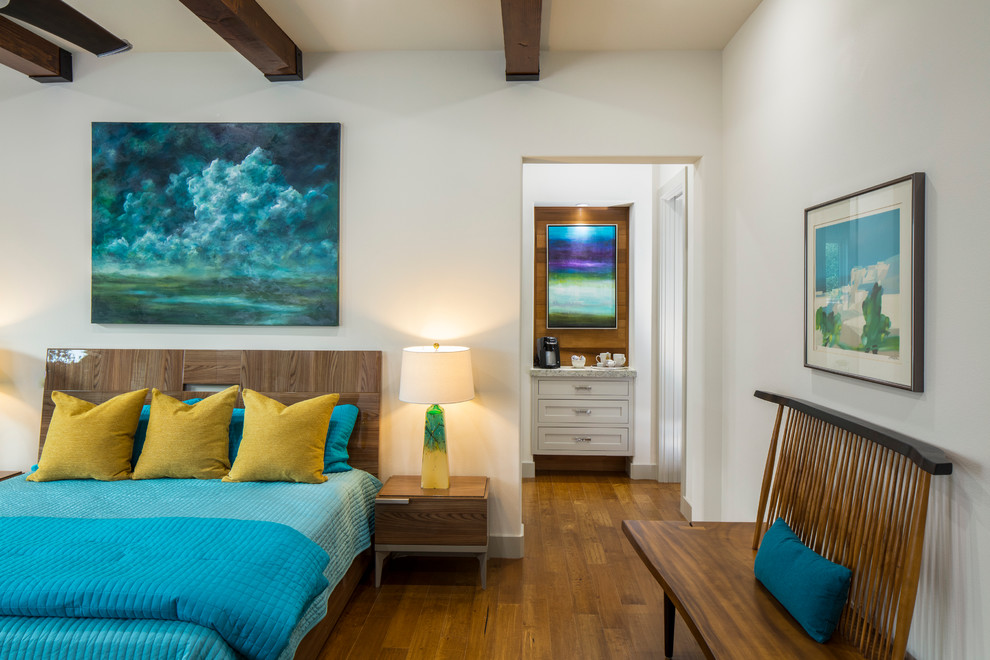 Modernes Hauptschlafzimmer mit weißer Wandfarbe und braunem Holzboden in Austin