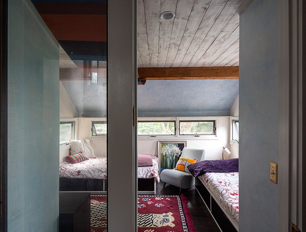 На фото: маленькая спальня на антресоли в современном стиле с темным паркетным полом, белыми стенами и белым полом без камина для на участке и в саду с