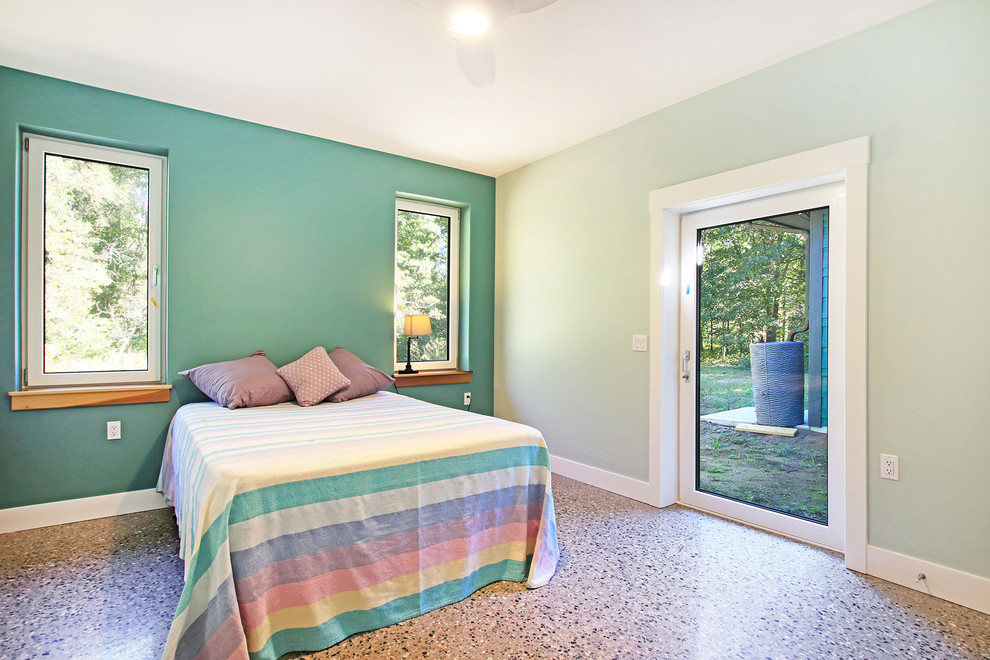 Cette photo montre une grande chambre d'amis rétro avec un mur vert, sol en béton ciré et un sol gris.
