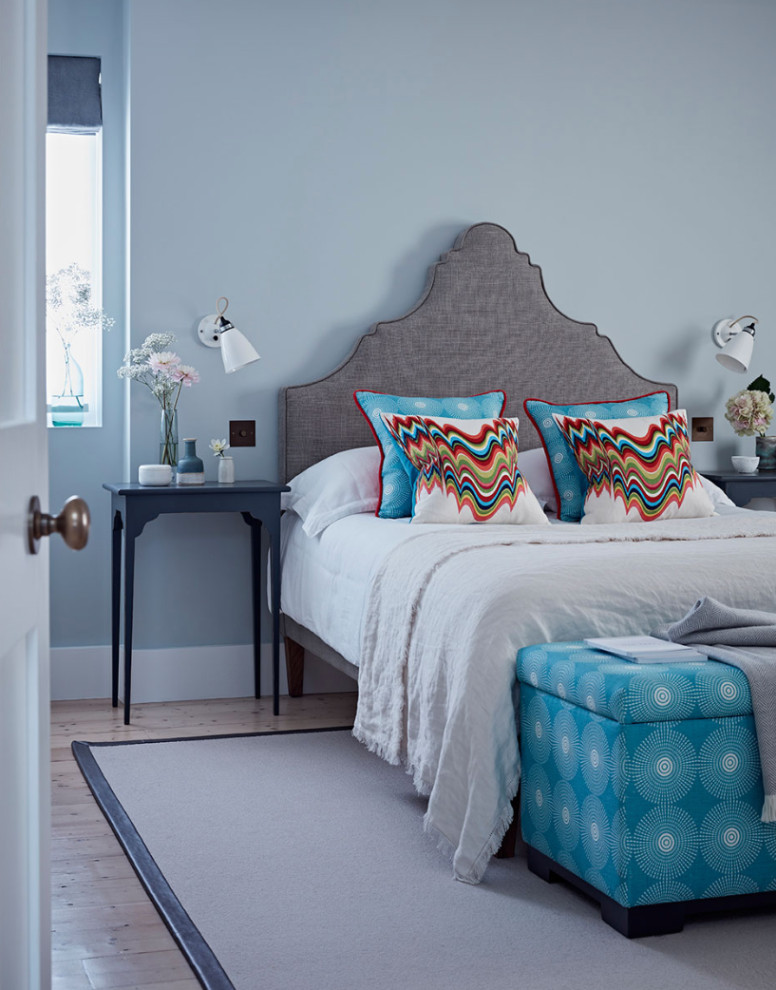 Ejemplo de dormitorio tradicional renovado grande con suelo de madera clara, suelo beige y paredes azules