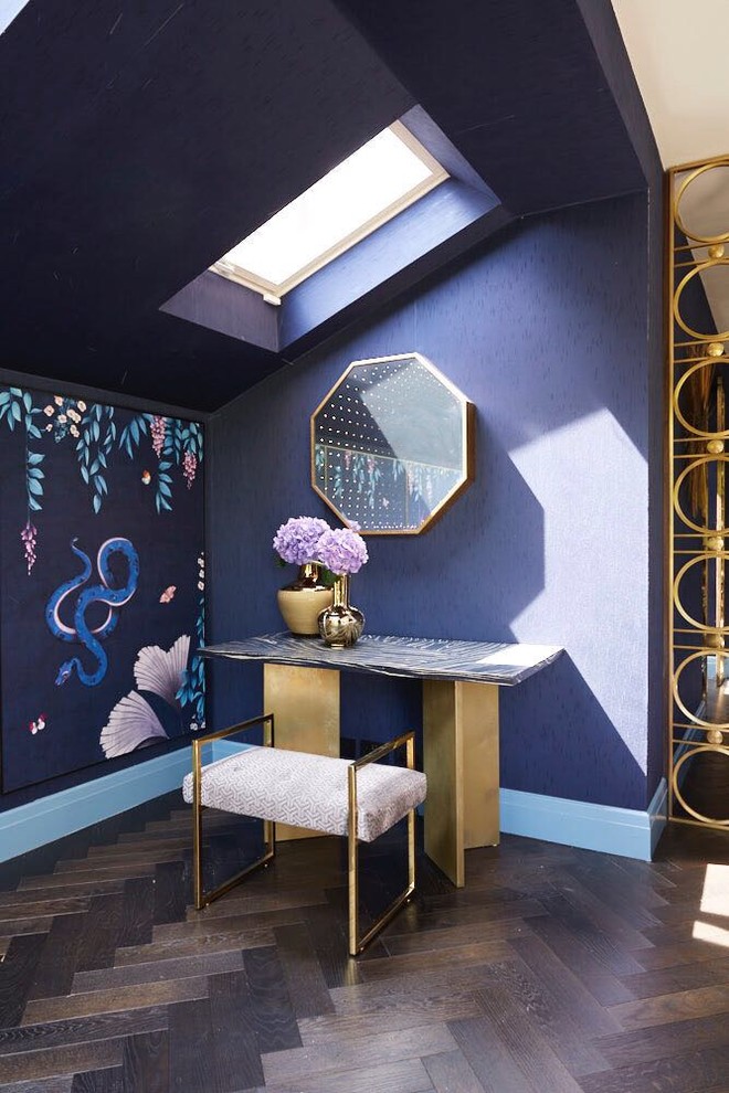 Mittelgroßes Asiatisches Schlafzimmer ohne Kamin mit lila Wandfarbe, dunklem Holzboden und braunem Boden in London