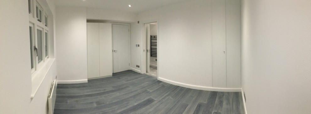 Mittelgroßes Modernes Gästezimmer ohne Kamin mit weißer Wandfarbe und hellem Holzboden in London
