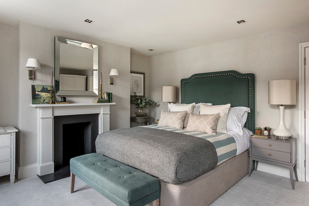トランジショナルスタイルのおしゃれな寝室 (グレーの壁、カーペット敷き、標準型暖炉、グレーの床) のレイアウト