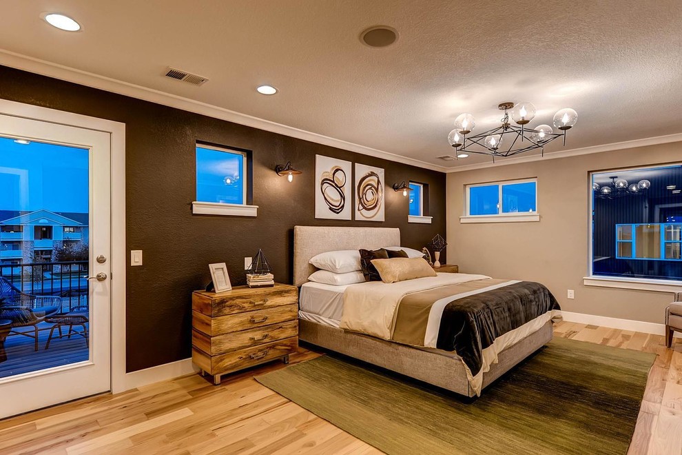 Diseño de dormitorio principal contemporáneo grande sin chimenea con paredes beige y suelo de madera clara