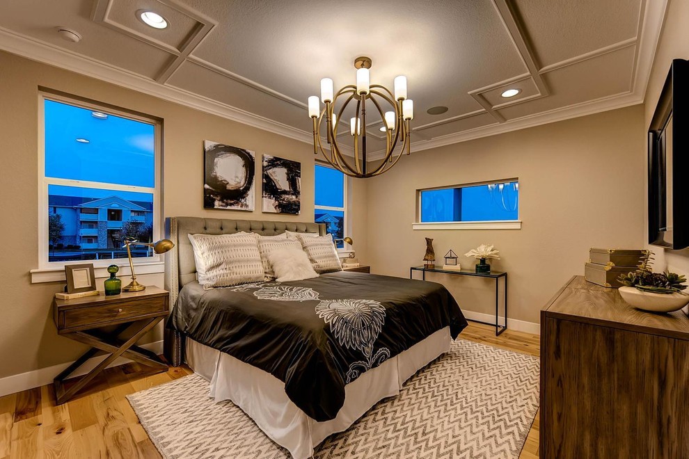 Modelo de dormitorio principal contemporáneo de tamaño medio sin chimenea con paredes beige y suelo de madera clara