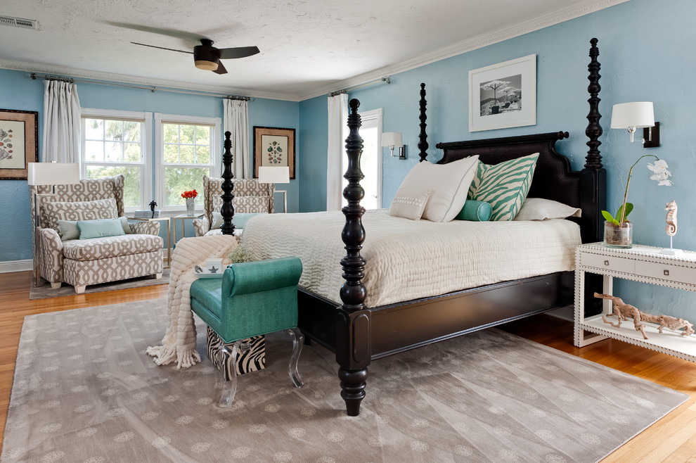 Ispirazione per una camera da letto design con pareti blu