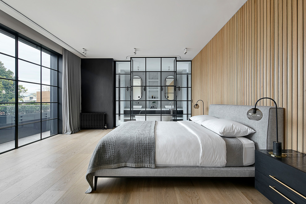 メルボルンにあるコンテンポラリースタイルのおしゃれな主寝室 (マルチカラーの壁、淡色無垢フローリング、ベージュの床、アクセントウォール) のレイアウト
