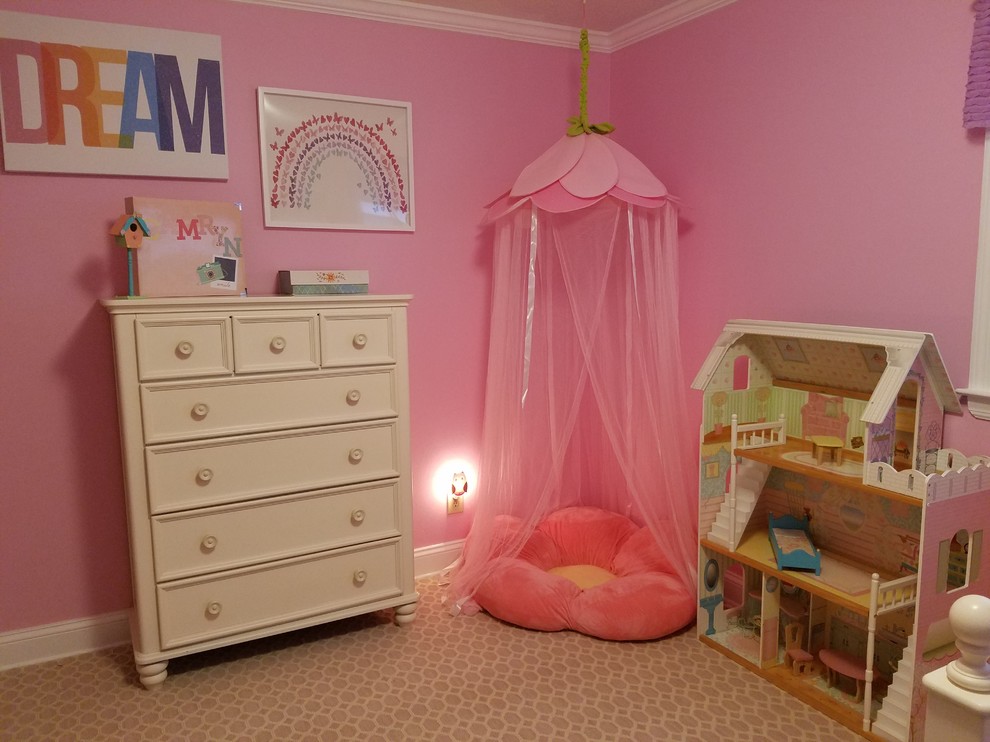 На фото: гостевая спальня среднего размера, (комната для гостей) в современном стиле с розовыми стенами и ковровым покрытием без камина с