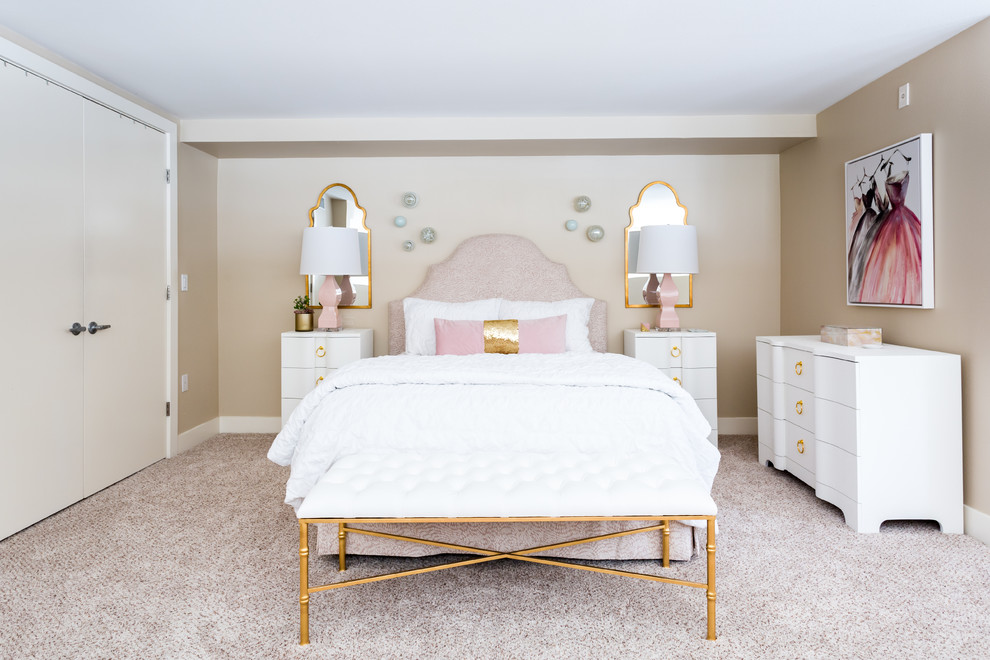 Modelo de dormitorio contemporáneo sin chimenea con paredes beige, moqueta y suelo beige