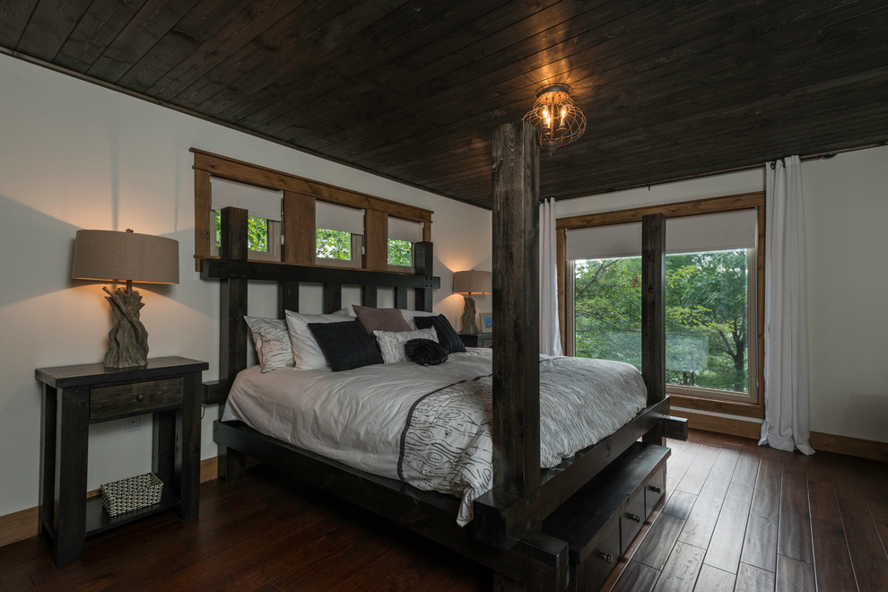 Imagen de dormitorio principal rústico de tamaño medio con paredes blancas y suelo de madera en tonos medios