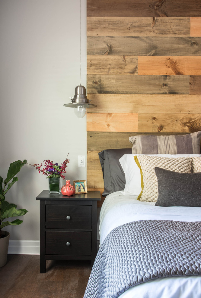 Idées déco pour une chambre parentale contemporaine de taille moyenne avec un mur gris et un sol en bois brun.