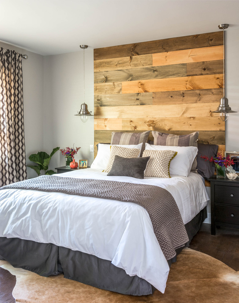 На фото: хозяйская спальня среднего размера в современном стиле с серыми стенами, темным паркетным полом и коричневым полом без камина с
