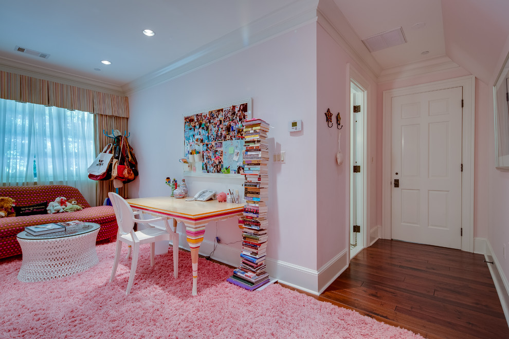 На фото: большая гостевая спальня (комната для гостей) в стиле кантри с розовыми стенами и паркетным полом среднего тона с