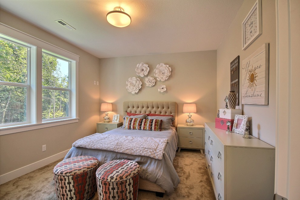 Modelo de habitación de invitados tradicional renovada extra grande con paredes grises y moqueta