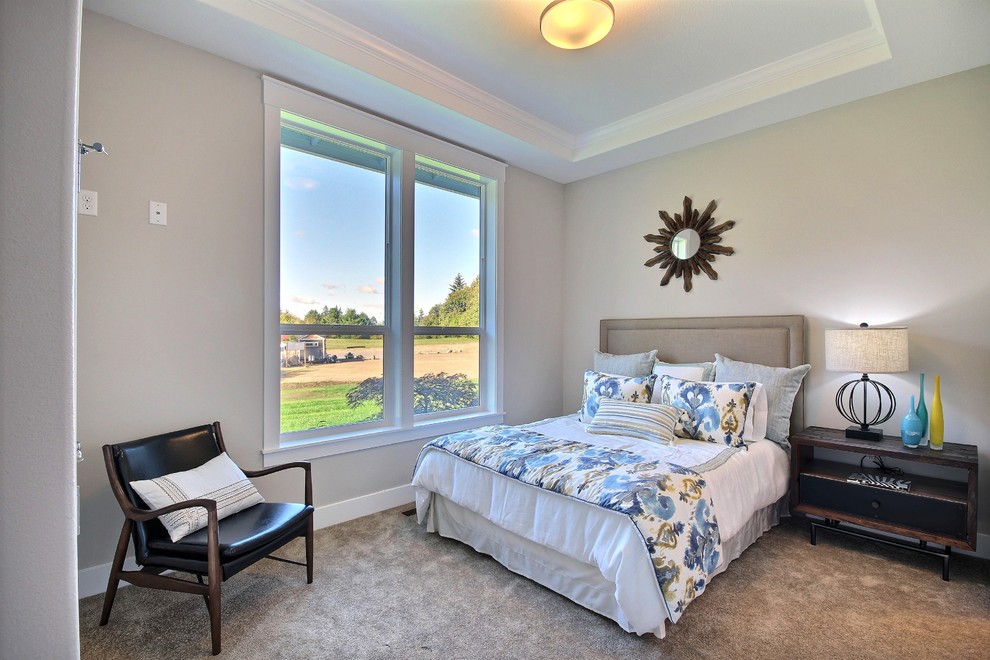 На фото: гостевая спальня среднего размера, (комната для гостей): освещение в стиле неоклассика (современная классика) с бежевыми стенами и ковровым покрытием с