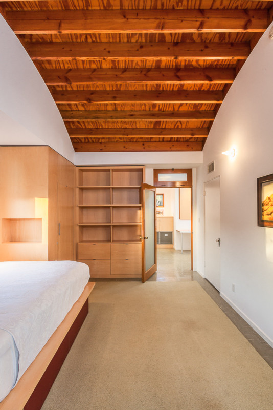 Idee per una camera degli ospiti design di medie dimensioni con pareti bianche e pavimento in linoleum