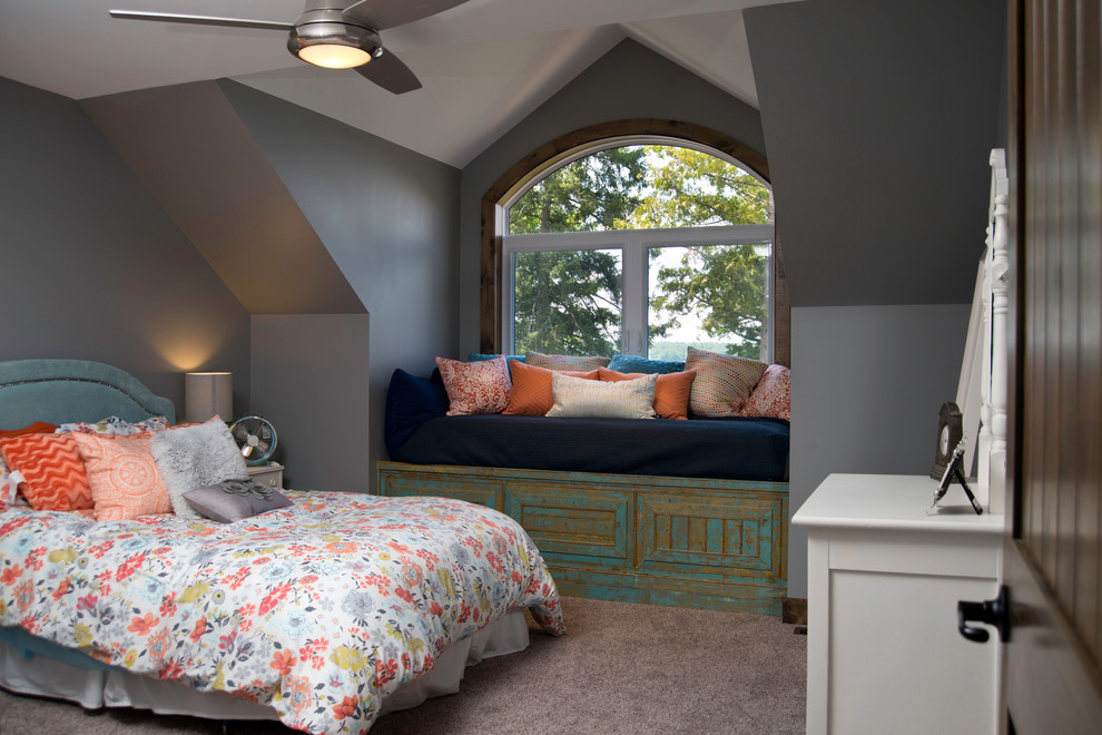 Foto de habitación de invitados costera grande sin chimenea con paredes grises y moqueta