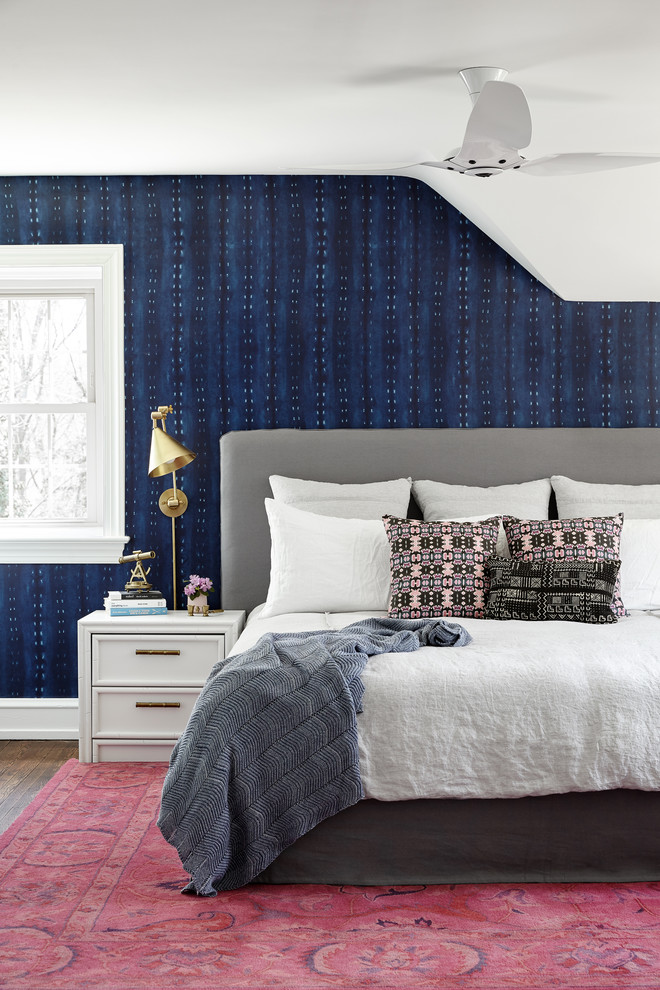 Idée de décoration pour une chambre tradition avec un mur bleu, parquet foncé et un sol marron.