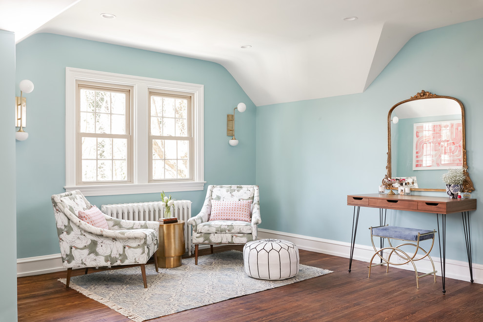 Foto de dormitorio principal clásico renovado con paredes azules, suelo de madera oscura, suelo marrón y con escritorio