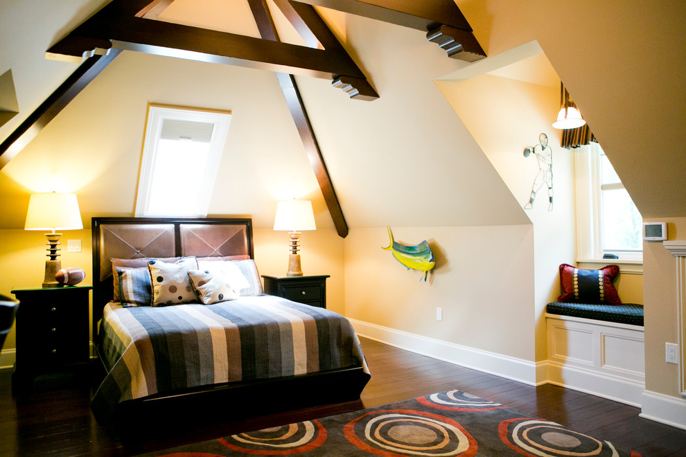 На фото: спальня среднего размера в стиле неоклассика (современная классика) с бежевыми стенами и темным паркетным полом с
