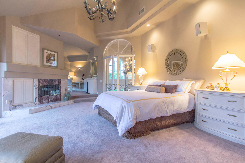 ロサンゼルスにある広いコンテンポラリースタイルのおしゃれな主寝室 (ベージュの壁、カーペット敷き、横長型暖炉、タイルの暖炉まわり、ピンクの床) のレイアウト