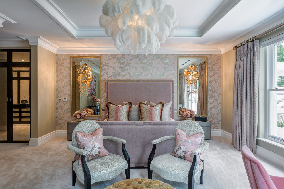Aménagement d'une chambre grise et rose contemporaine avec un mur multicolore, aucune cheminée, un sol gris, un plafond décaissé et du papier peint.