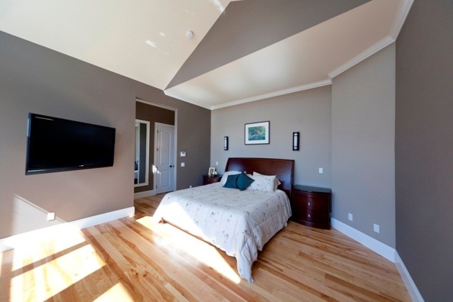 На фото: хозяйская спальня в классическом стиле с серыми стенами и паркетным полом среднего тона без камина