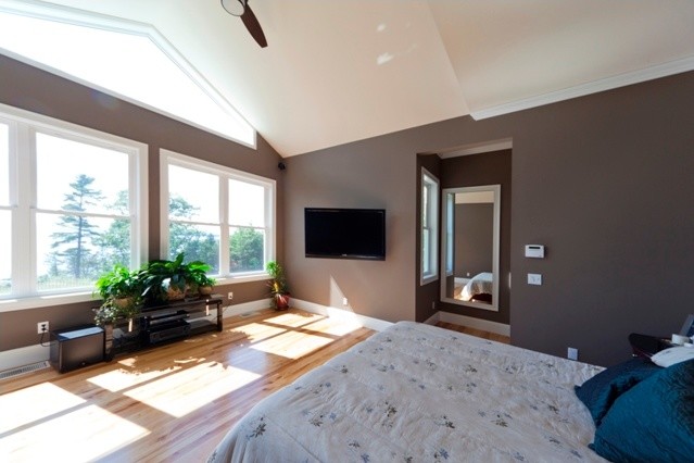 Пример оригинального дизайна: хозяйская спальня в классическом стиле с коричневыми стенами и паркетным полом среднего тона без камина