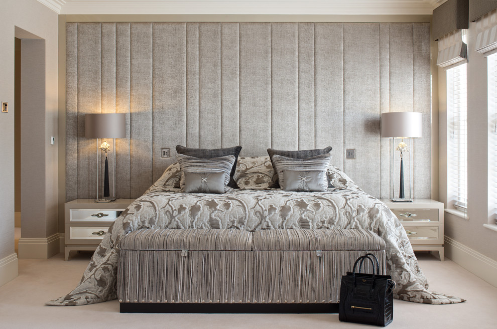 На фото: хозяйская спальня среднего размера в современном стиле с бежевыми стенами и ковровым покрытием с