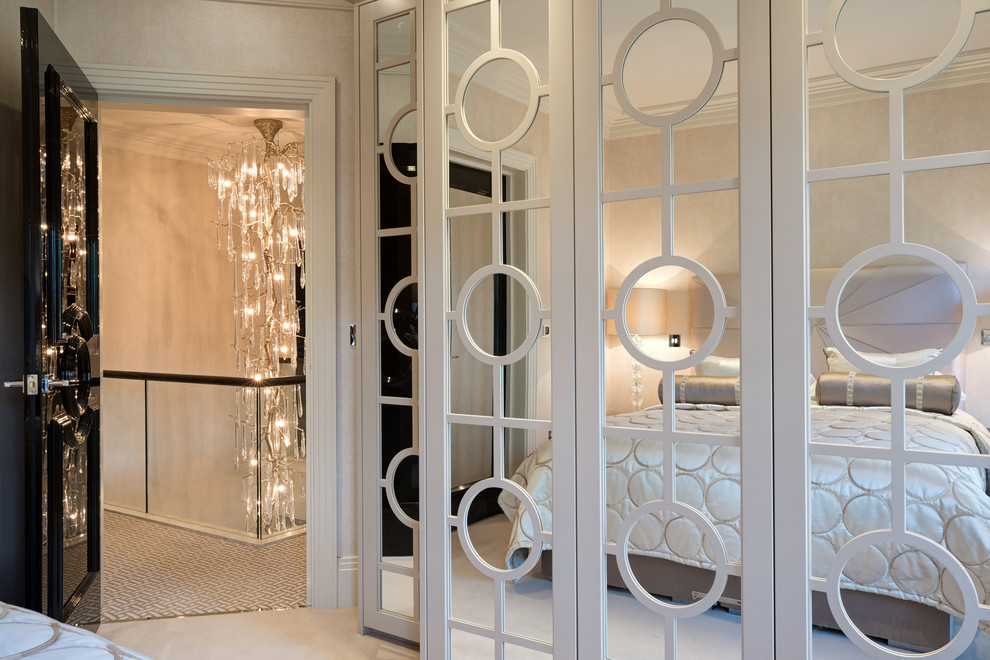 Modelo de habitación de invitados contemporánea de tamaño medio con paredes beige y moqueta