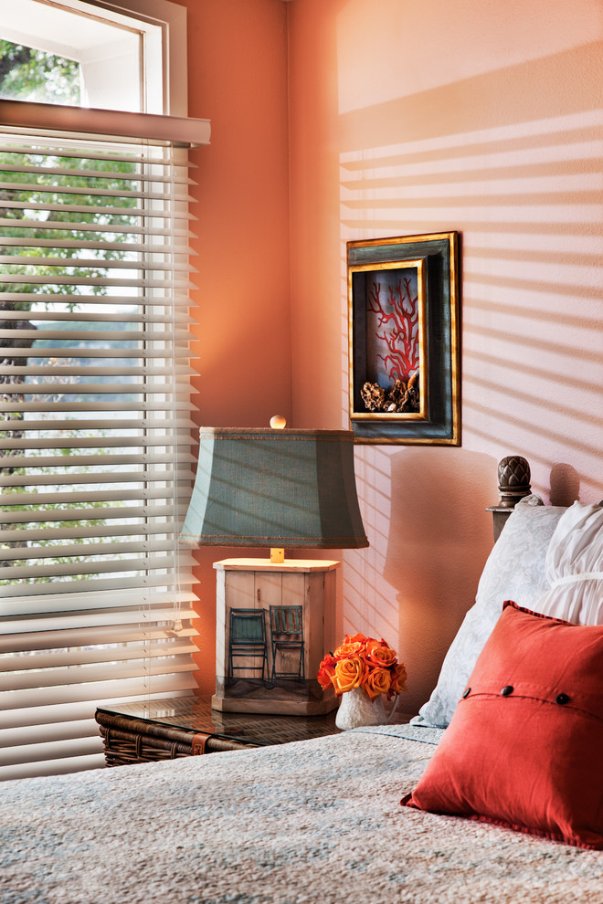 ダラスにある中くらいなトランジショナルスタイルのおしゃれな主寝室 (オレンジの壁) のレイアウト