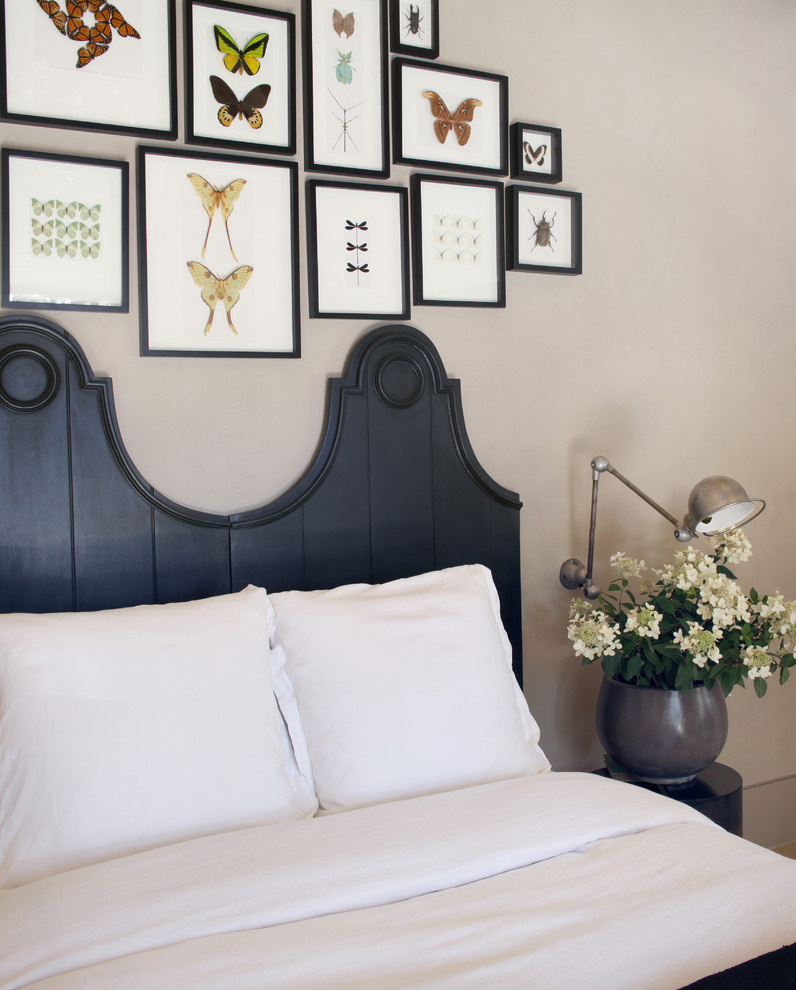 Klassisches Schlafzimmer mit grauer Wandfarbe in San Francisco