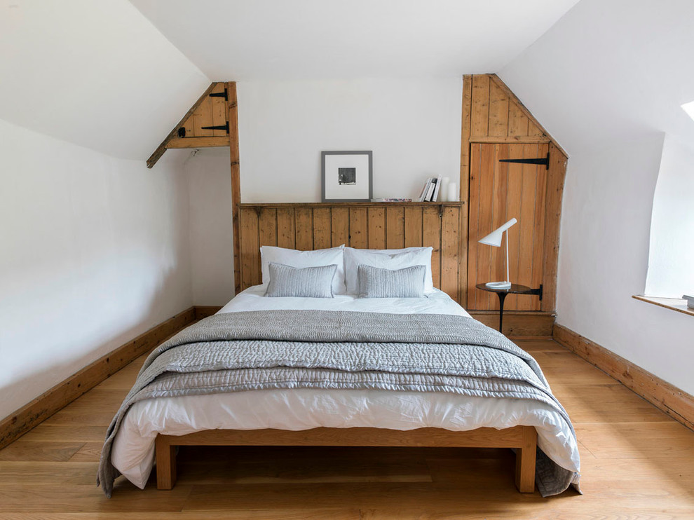 Aménagement d'une chambre blanche et bois campagne avec un mur blanc.