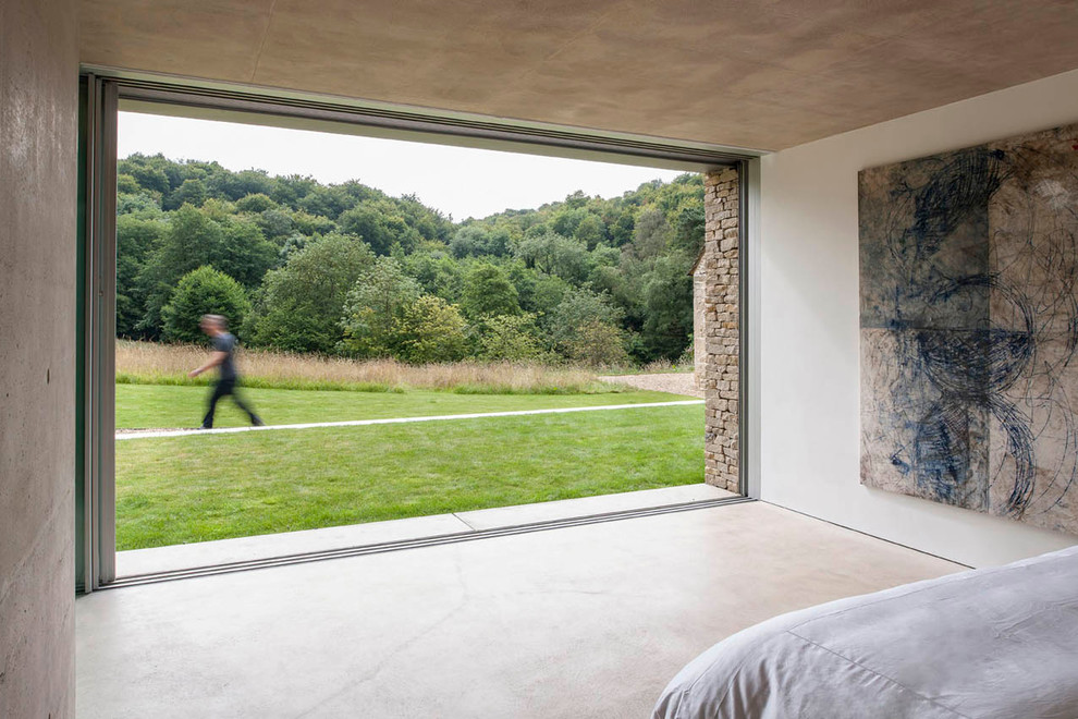 Свежая идея для дизайна: спальня в стиле модернизм с бетонным полом - отличное фото интерьера