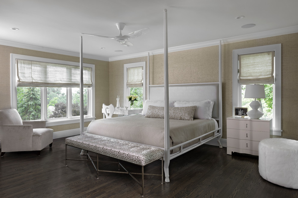 Idée de décoration pour une chambre tradition avec un mur beige, parquet foncé et un sol marron.